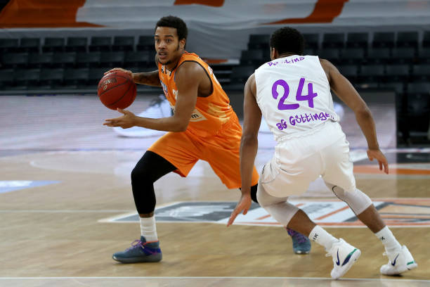 不给对方留 不给对方留